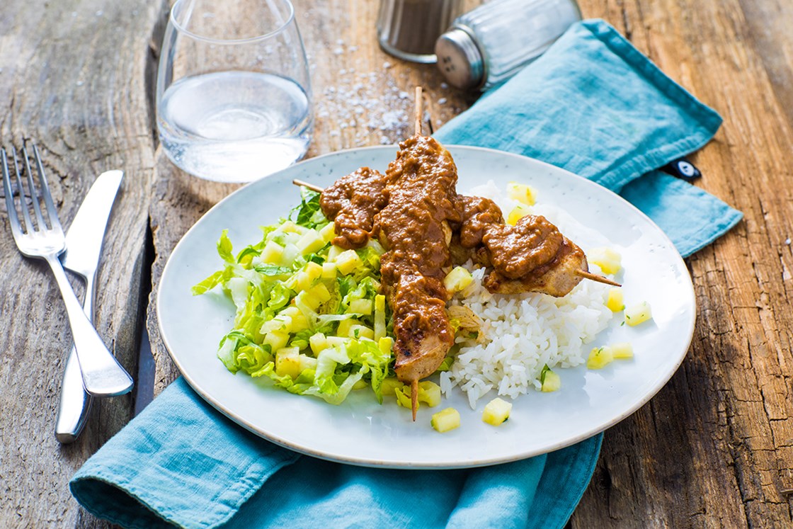 Asiatisk satay med svinekjøtt, servert med ananassalat