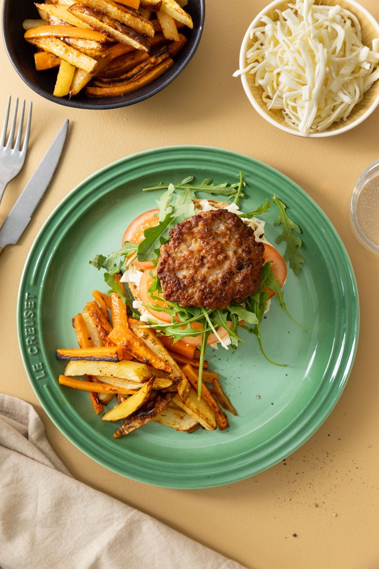 Åpen roedeburger med biffkarbonader, coleslaw og chilibakte potet- og gulrotstaver