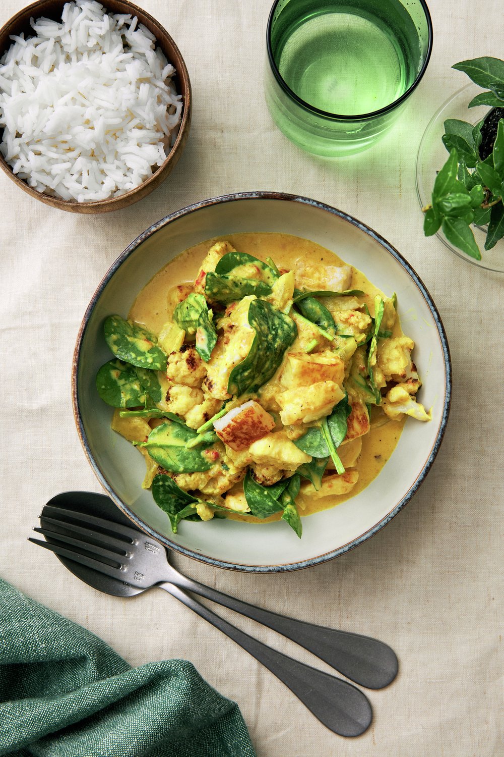Currygryta med kokosmjölk, rostad blomkål och halloumi