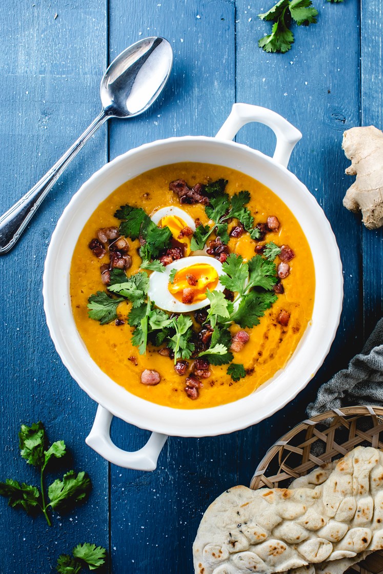 Gulrot- og linsesuppe med egg, bacon, flatbread og koriander