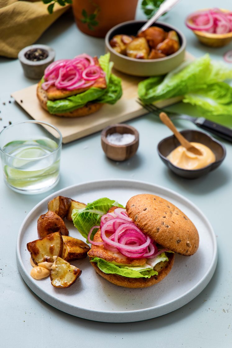 Halloumiburger med syltet rødløk, chilimajones og potetchunks