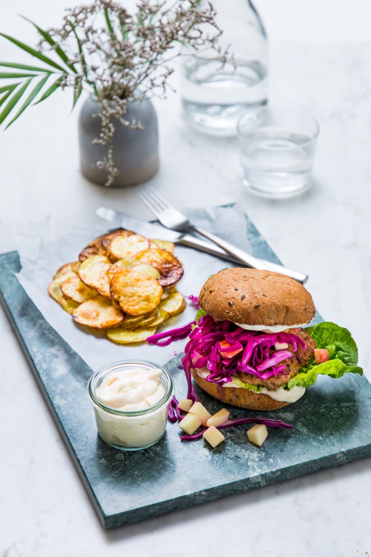 Juleburger med salsicciakrydret kjøttdeig, rødkål, epler og bakte potetskiver