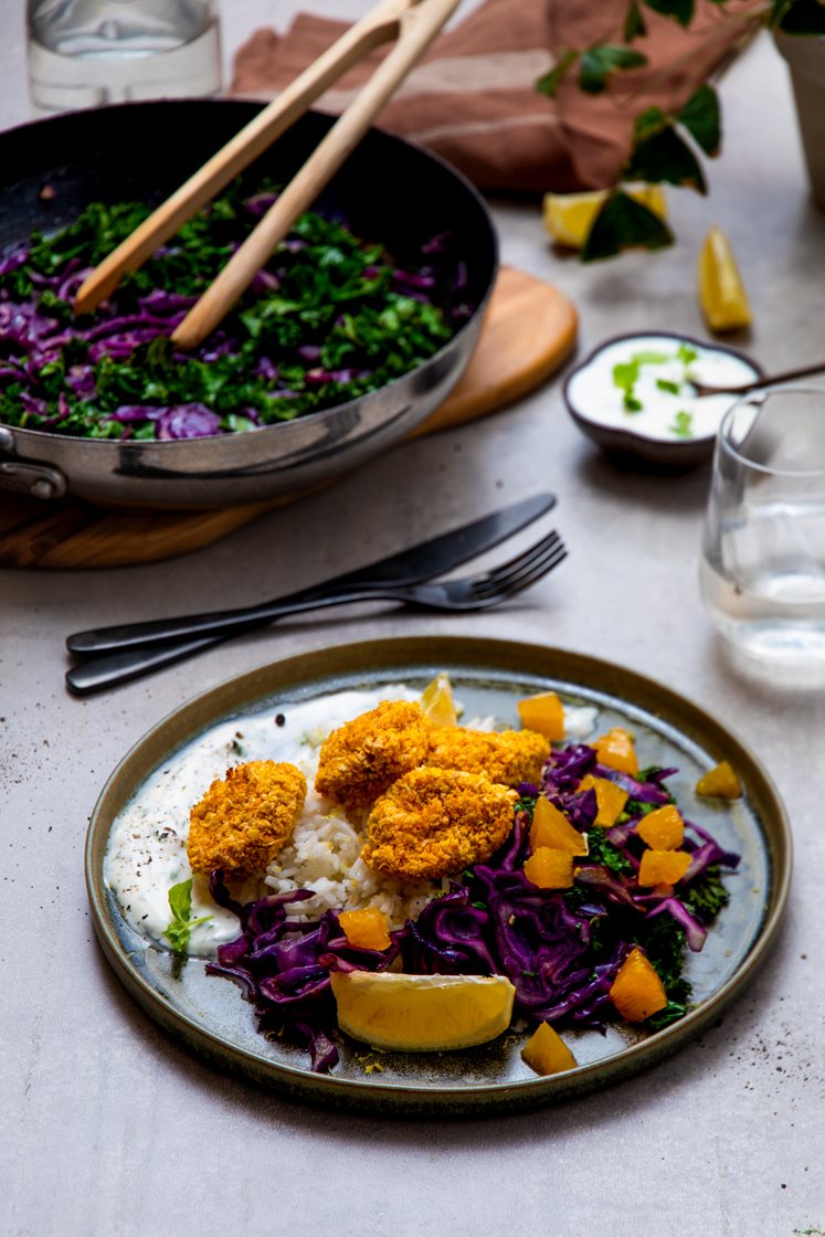 Kyllingnuggets med smørstekt rødkål, myntedressing og sitronris