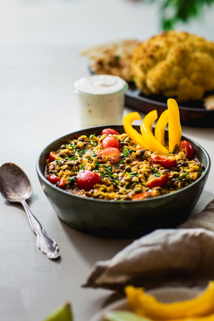 Currygryte med helstekt blomkål, paprika og papadam