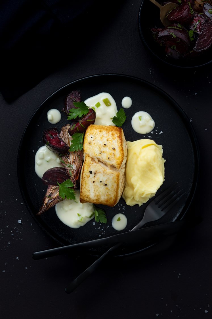 Pannestekt kveitefilet med potetpuré, balsamicobakte rødbeter, sprø grønnkål og eplesmørsaus