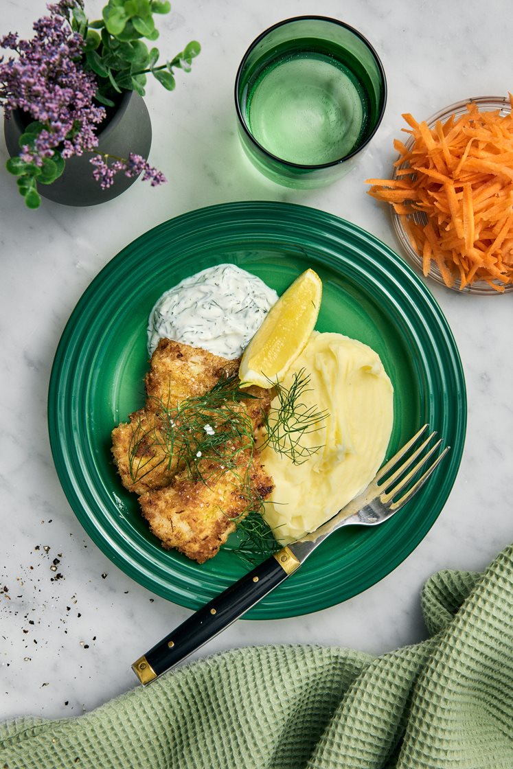 Citronpanerade fiskpinnar med parmesan, potatismos och dillsås