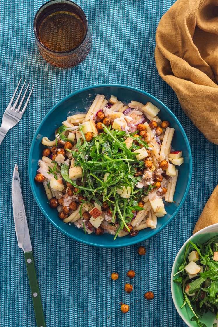 Bakt fetaost-pasta med tomater, krydderstekte kikerter og ruccola- og eplesalat