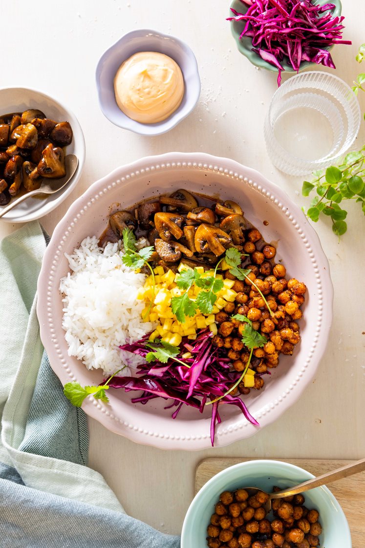 Ricebowl med teriyakisopp, syltet rødkål og mango