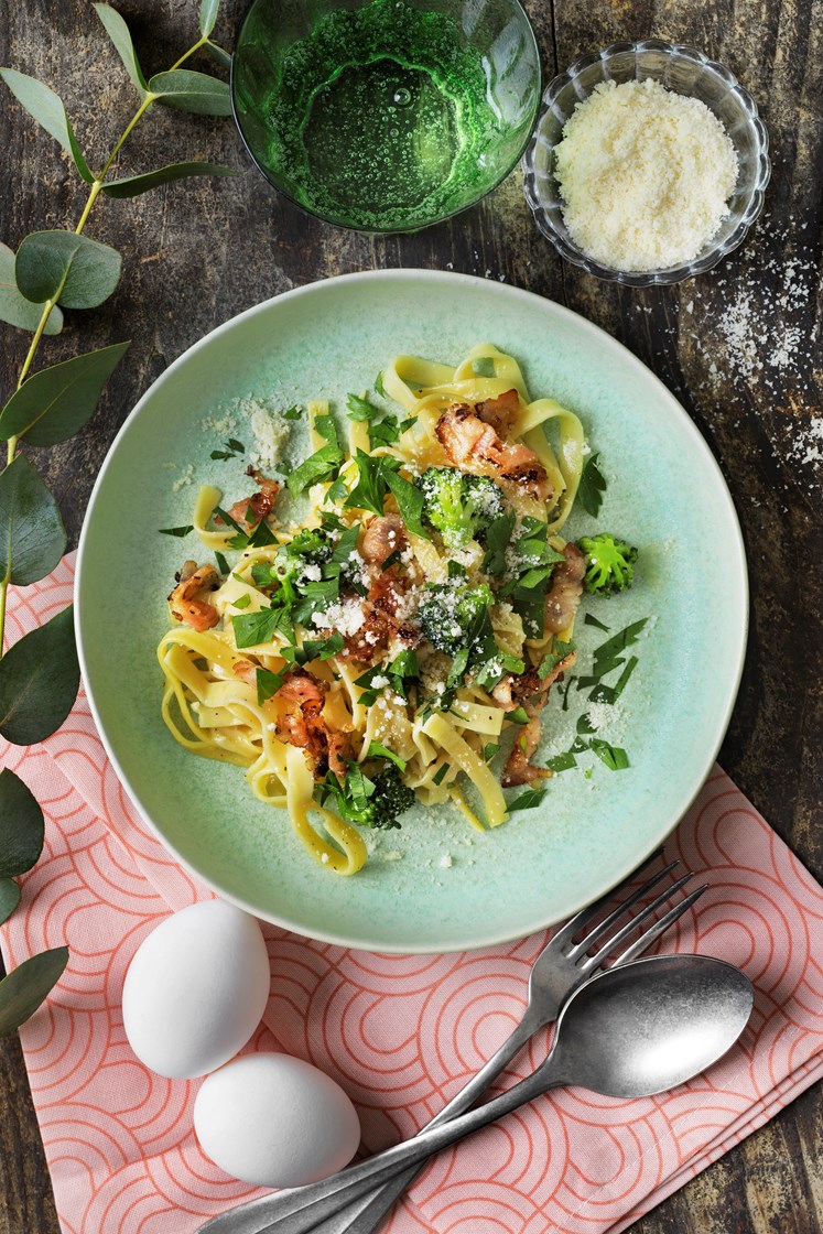 Pasta Carbonara med broccoli och parmesan