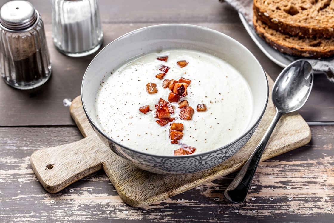Aspargessuppe med egg, bacon og rundstykker