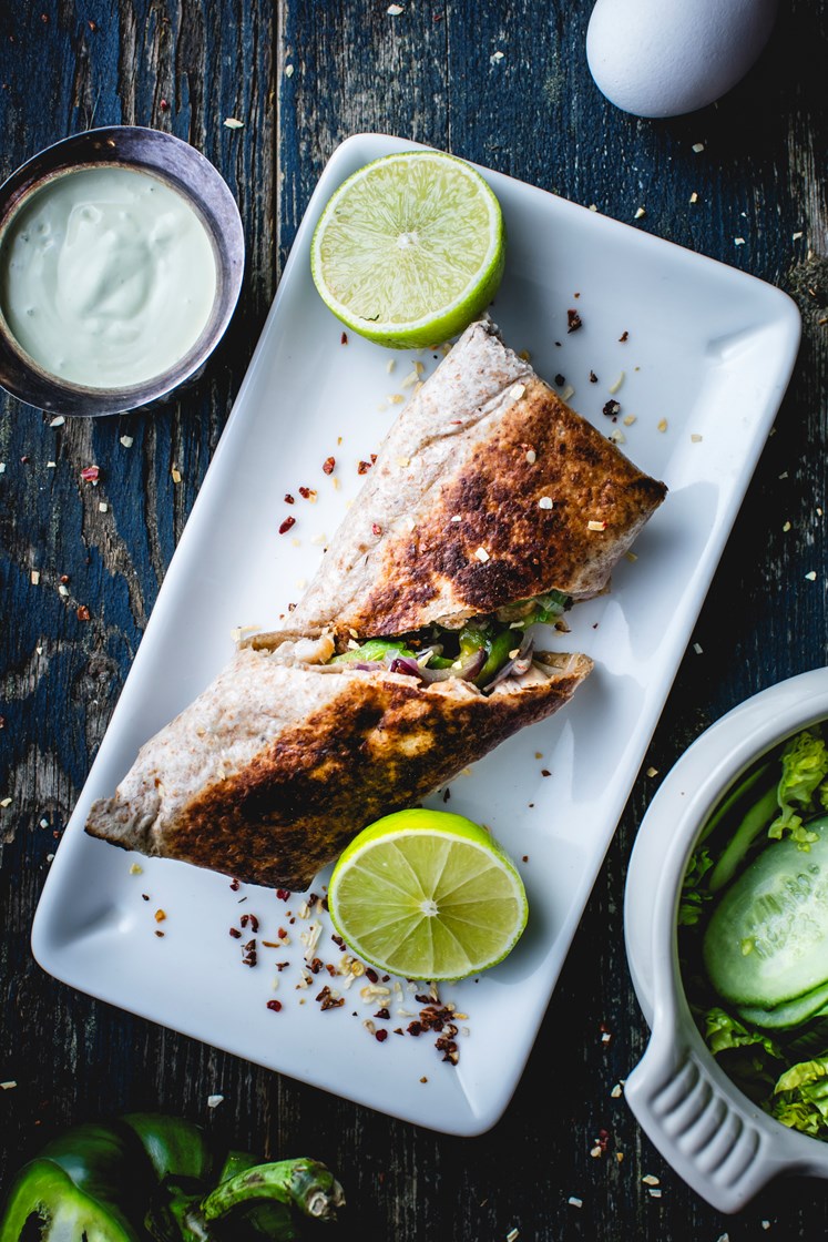 Chimichangas med kylling- og grønnsaksfyll med frisk salat og avokadokrem