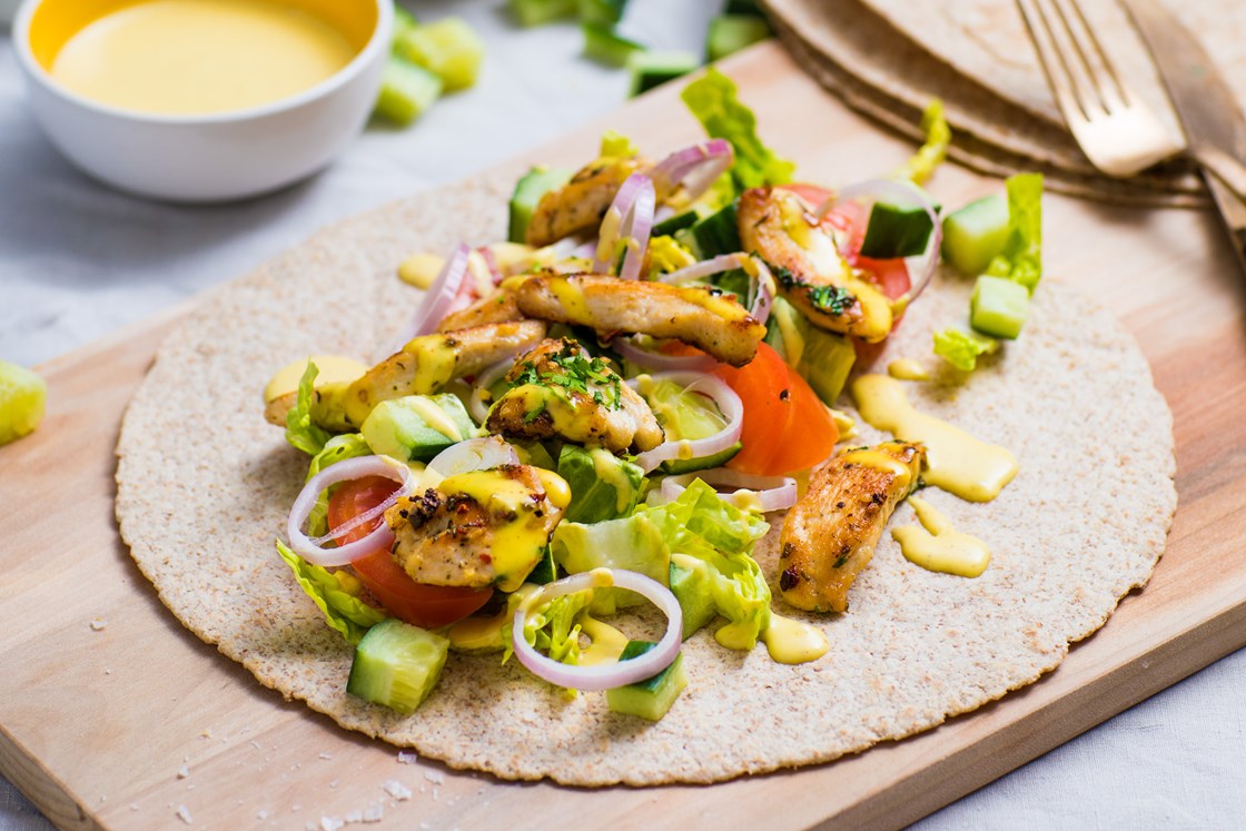 Kyllingwraps med agurk, tomat og curry- og mangodressing