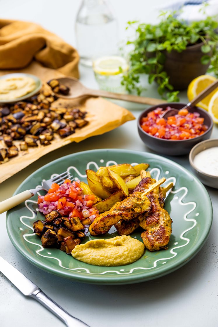 Krydrede kyllingspyd med soyabakt aubergine, tomatsalat og hjemmelaget hummus