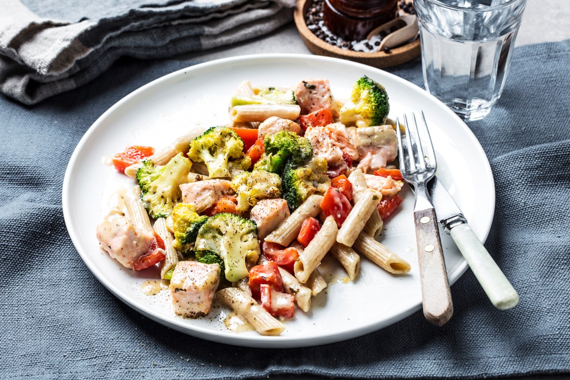 Pasta med laks og urtesaus