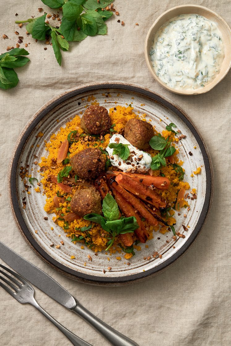Falafel med marockansk couscoussallad och hasselnötsdukkah