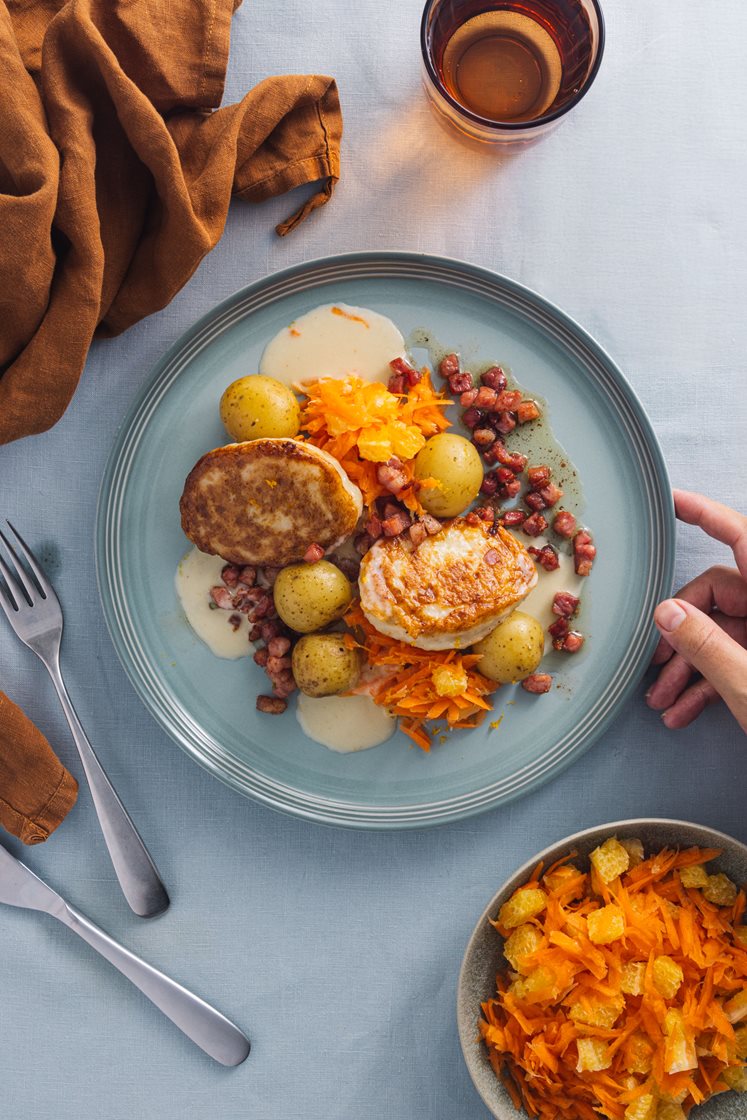 Fiskekaker med sprøstekt bacon, råkostsalat og smørsaus