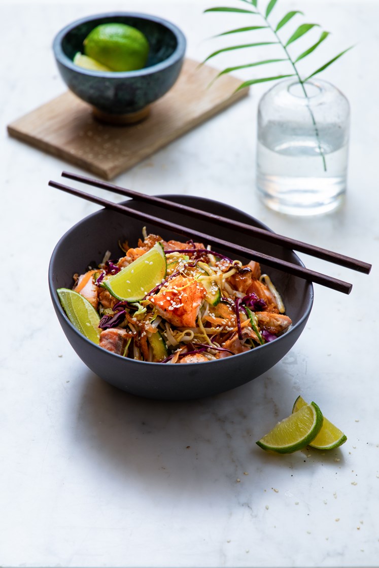 Risnudelsalat med laks, sprø grønnsaker og teriyaki- og limedressing