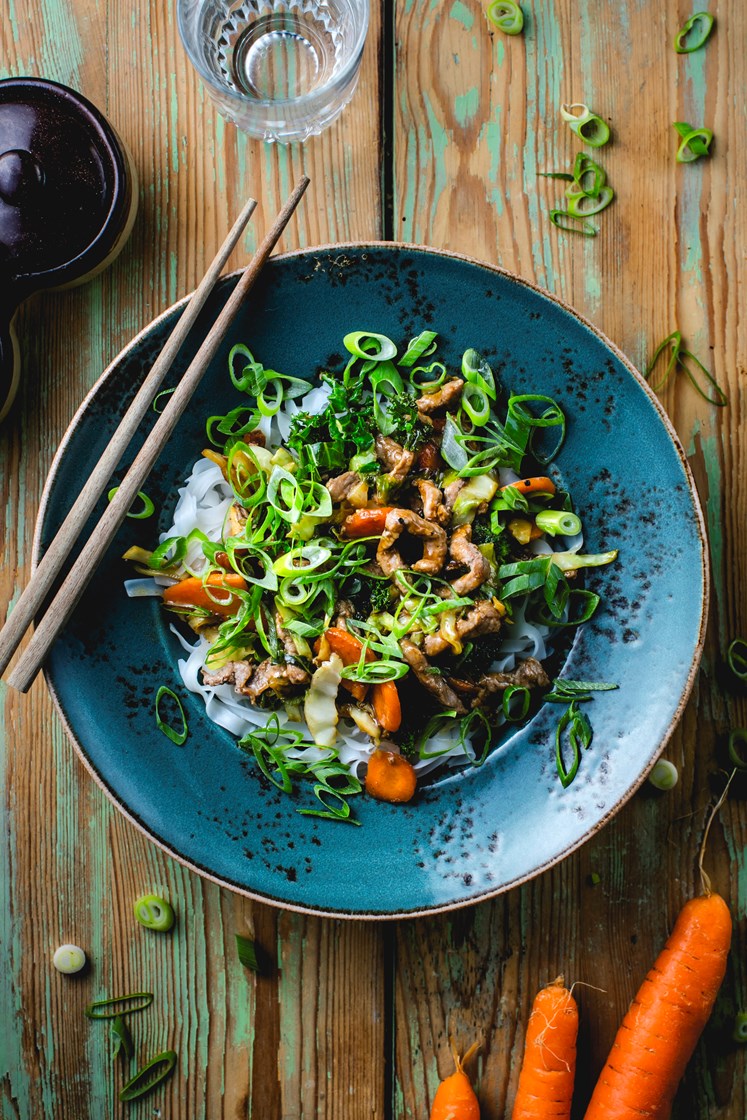 Wok med svinestrimler, grønnsaker, risnudler og vårløk