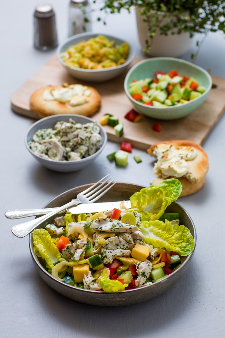 Kyllingsalat med chevrebakt steinovnsbrød og sennepsvinaigrette