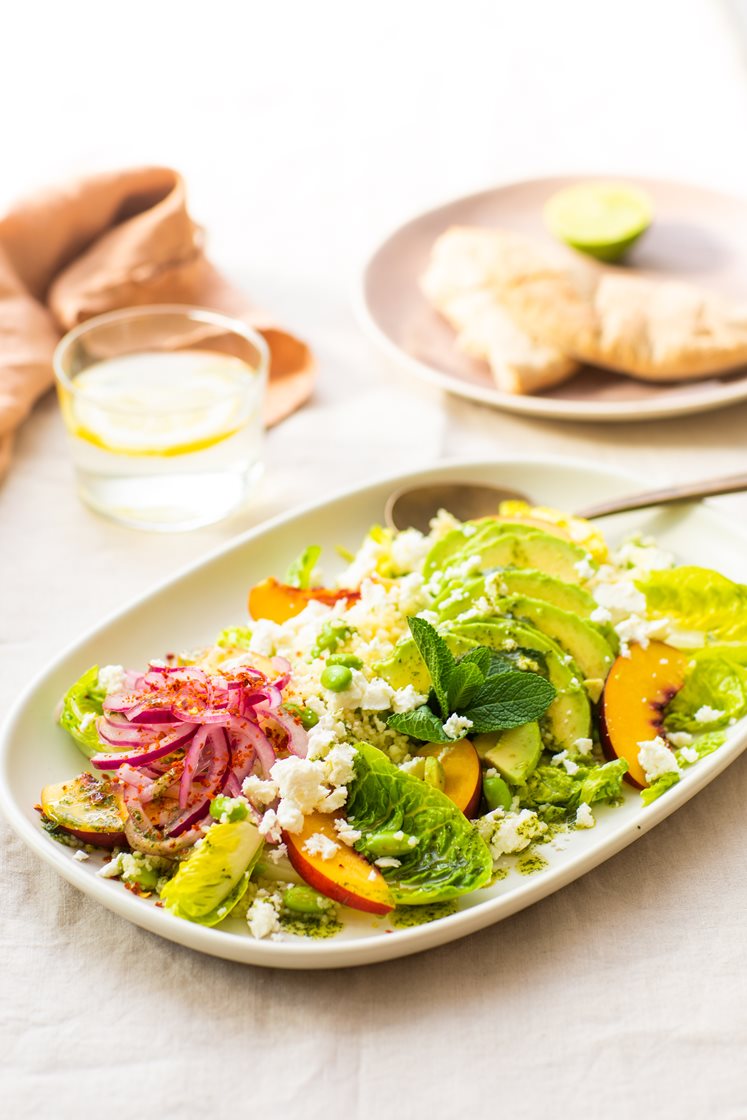 Nektarinsalat med fetaost, avokado og syrlig mynteolje, servert med nystekt nanbrød