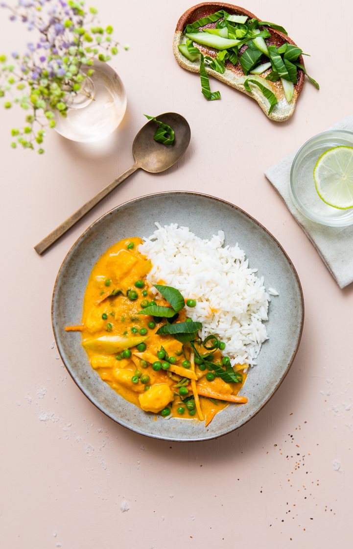 Thaigryte med fiskeboller, pak choy og grønne erter, servert med jasminris