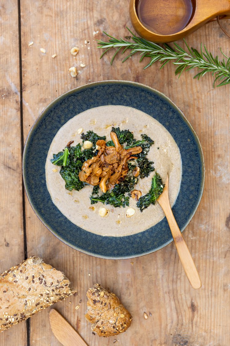 Soppsuppe toppet med smørstekte kantareller, sprø grønnkål og hasselnøtter