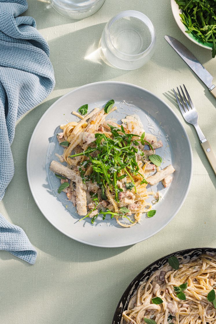 Hvide asparges med cremet linguine, tørsaltet bacon og trøffelolie