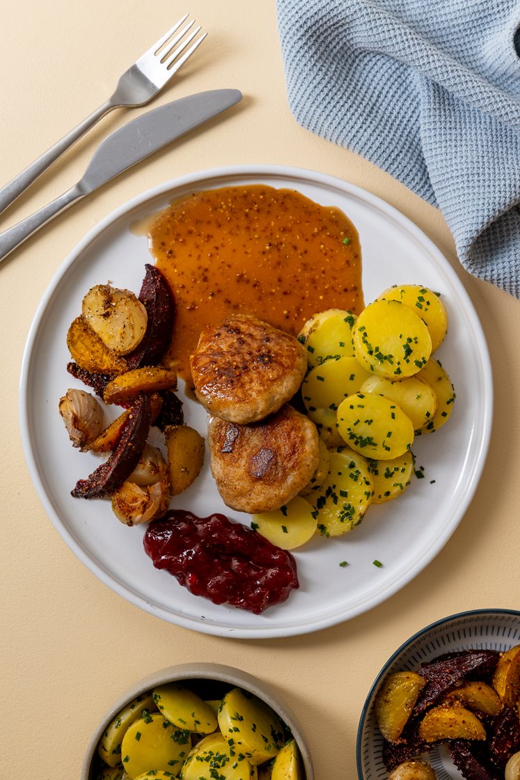 Kyllingkaker med bakte beter, gressløkspoteter, sennepssjy og rørte tyttebær