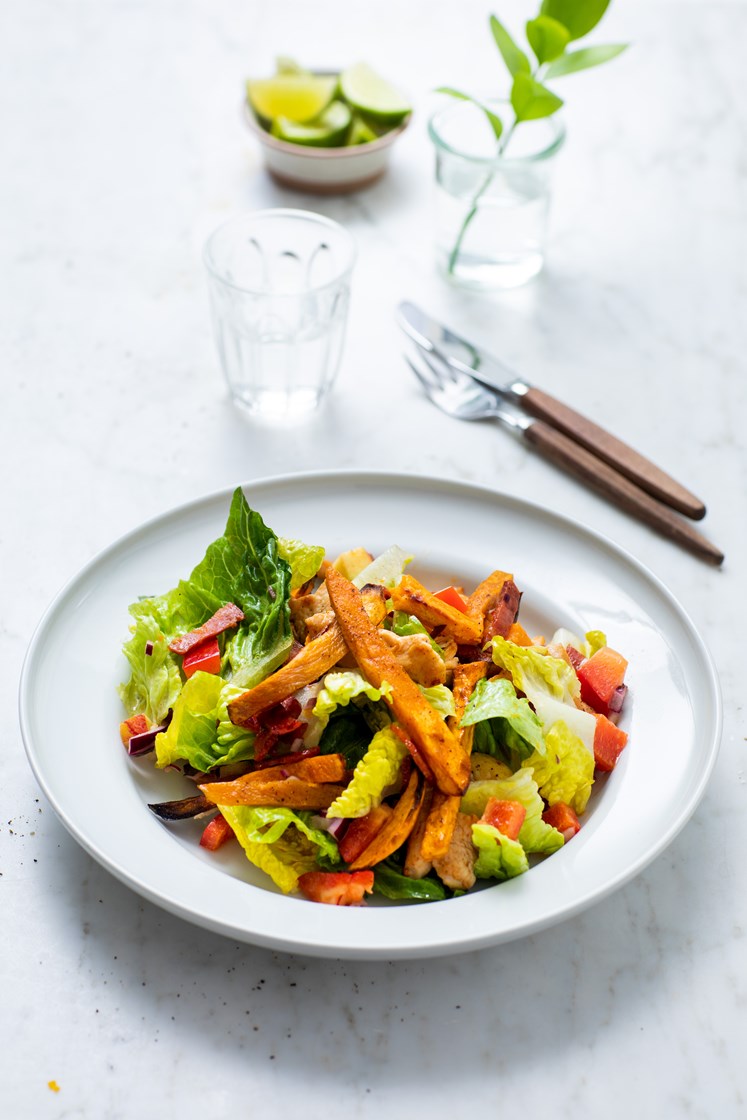 Kylling- og søtpotetsalat med friske grønnsaker