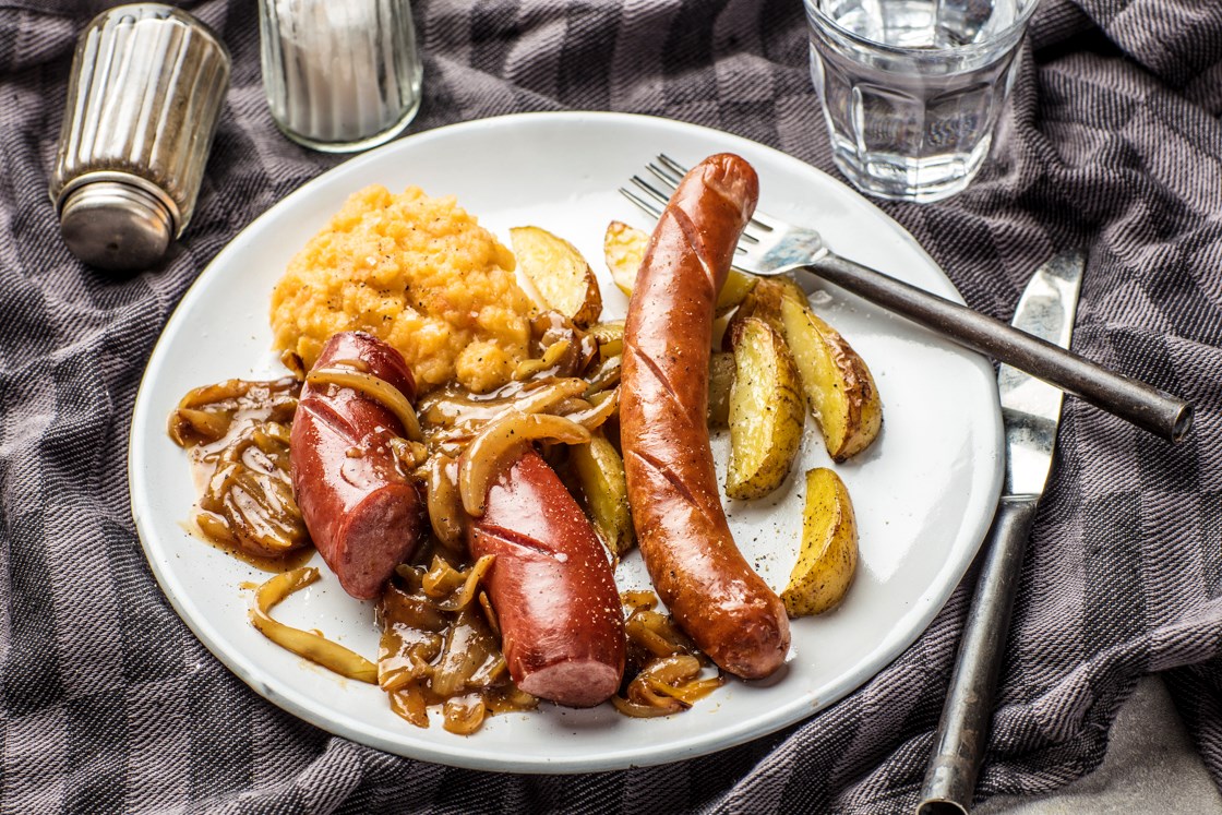Pølser med løksjy og rotmos