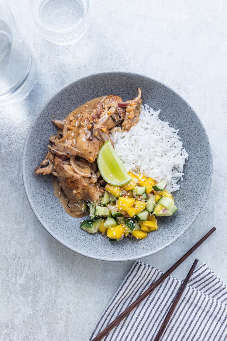 Kylling i kokos- og peanøttsaus med frisk mangosalsa og jasminris