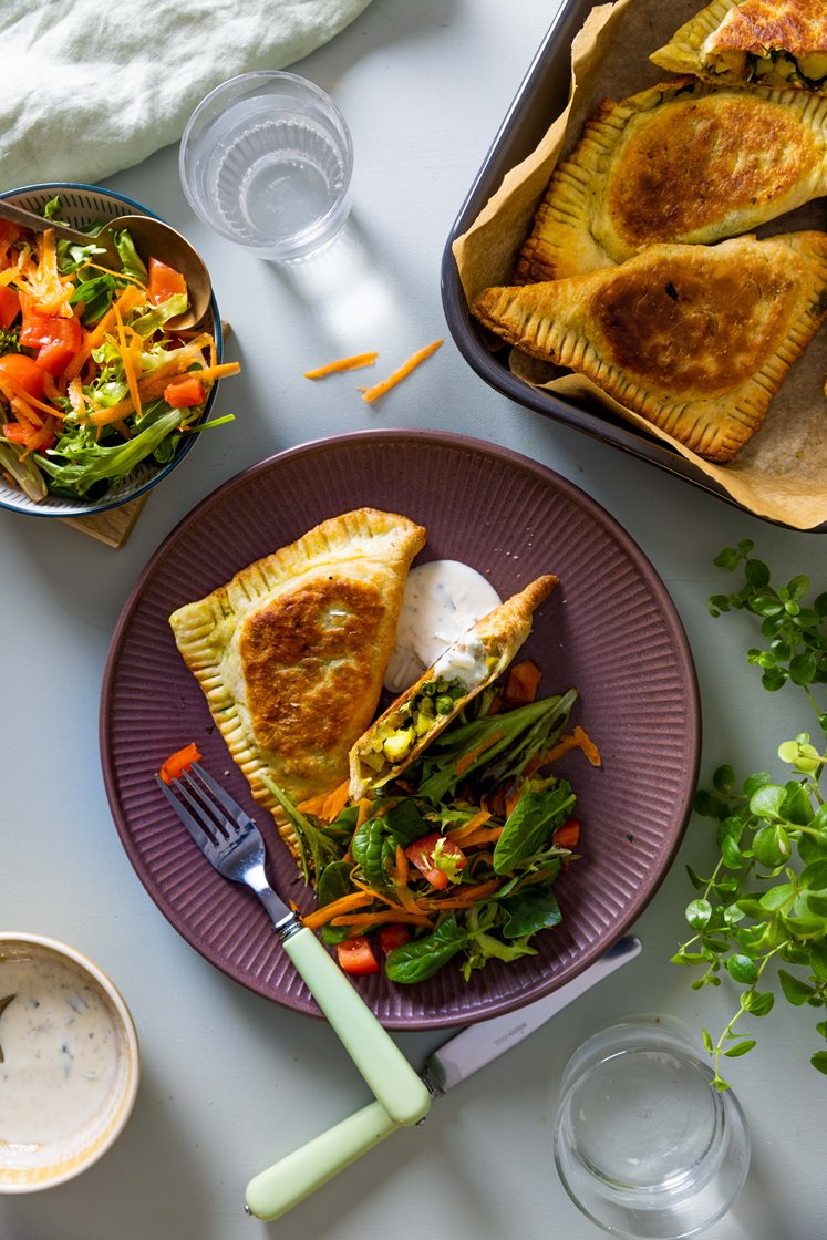Hjemmelaget samosa med krydret grønnsaksfyll, servert med raita og salat