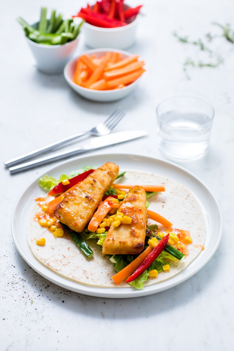 Fullkornswraps med tempurasei, crispy grønnsaker og søt chilisaus