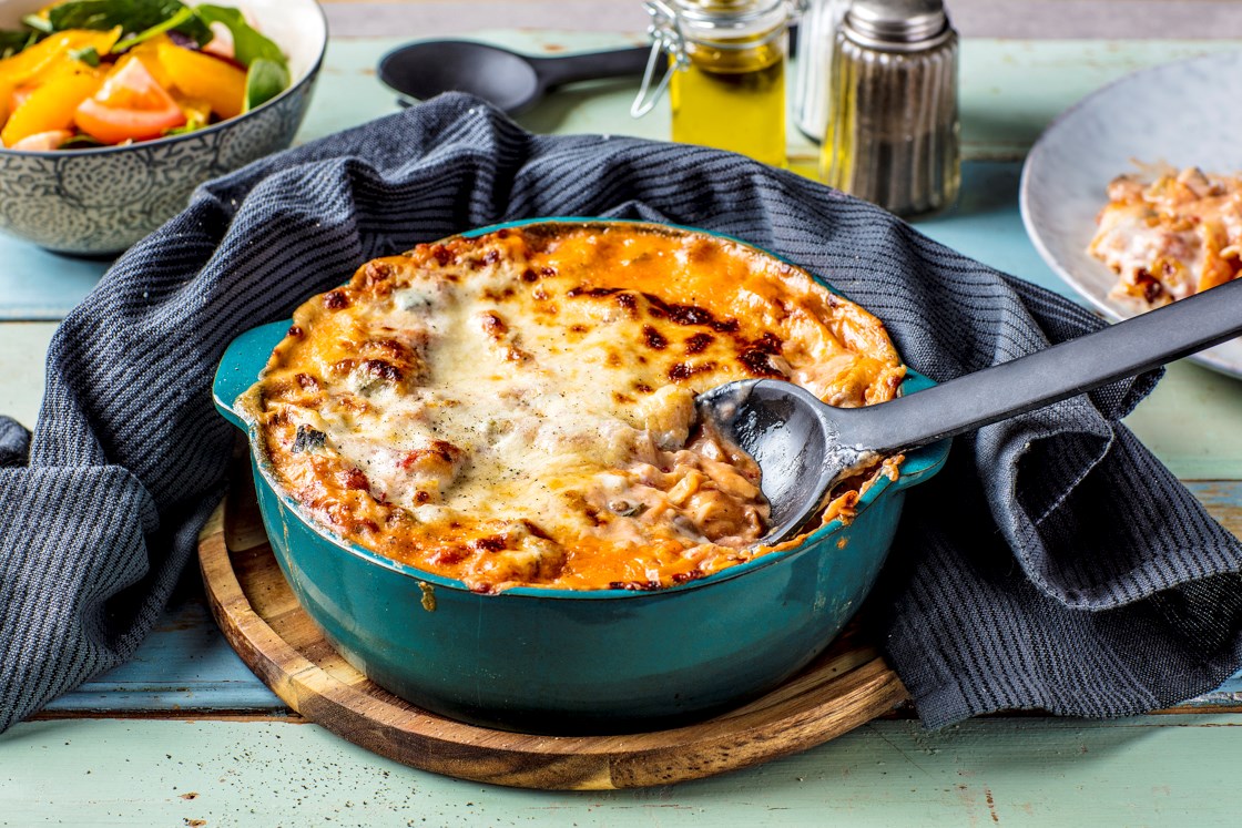 Grønnsakslasagne med tomat- og appelsinsalat