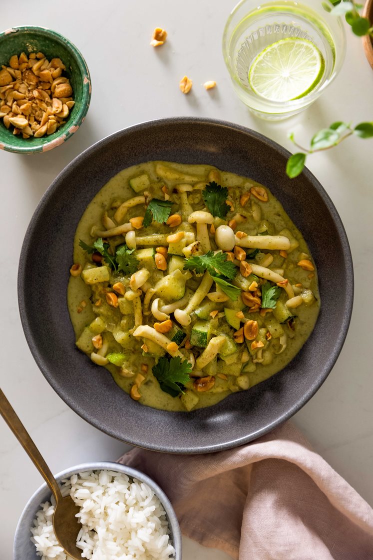 Vegetarisk grøn karry med squash, bøgehatte og peanuts