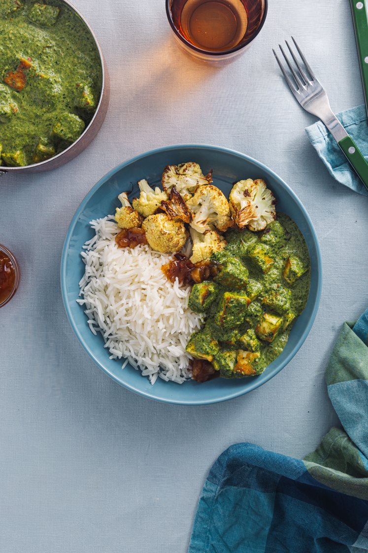 Palak halloumi - indisk spinatgryte med halloumiost, servert med ovnsbakt blomkål, mangochutney og basmatiris