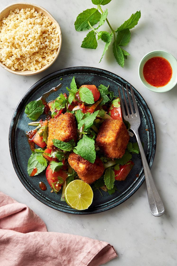 Sprøstekt ørretfilet med bulgur og thailandsk urtesalat