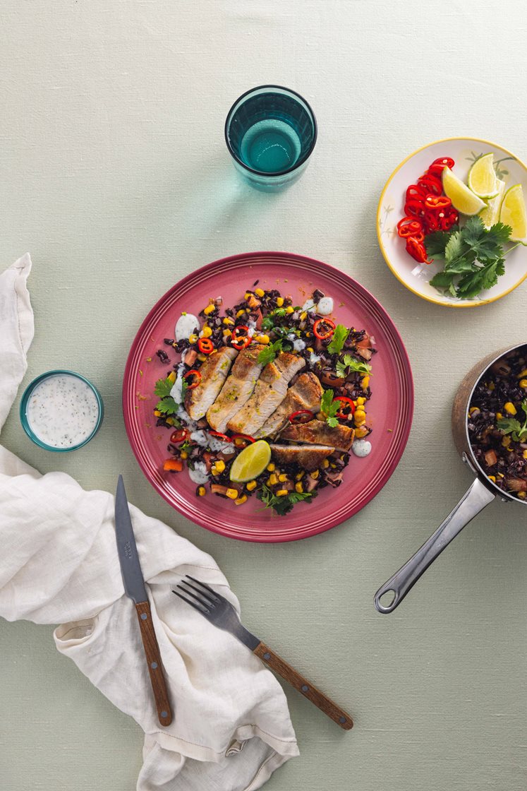 Mager svinekam og svart rissalat med mais, tomat, koriander og hvitløksdressing