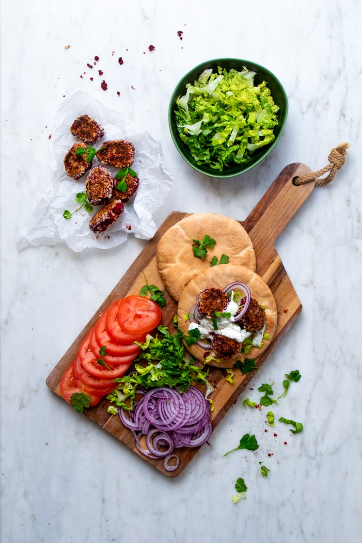 Varme pitabrød med kikert- og rødbetenuggets, marinert rødløk, tzatziki, tomat og hjertesalat