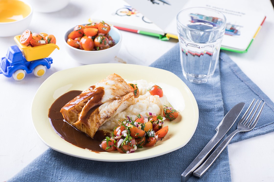 Ovnsbakt skrei med potet-sellerimos og tomatsalat