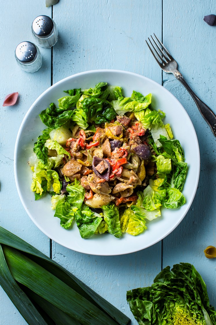 Barnas pastasalat med skinke, paprika og purreløk