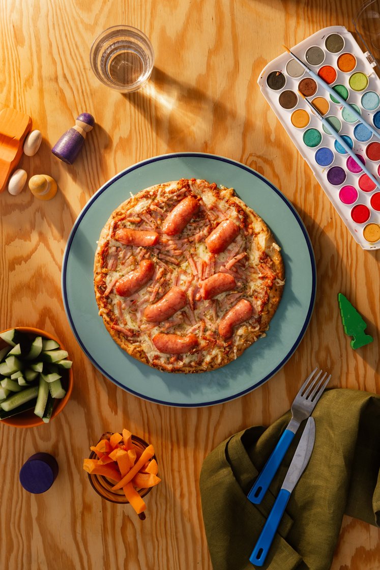Skinkepizza med minipølser og gnavegrønt