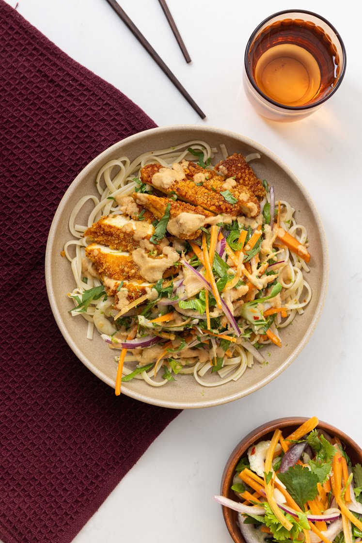 Massamancurry-panert tofu servert med eggenudler, hjemmelaget peanøttsaus og frisk salat 