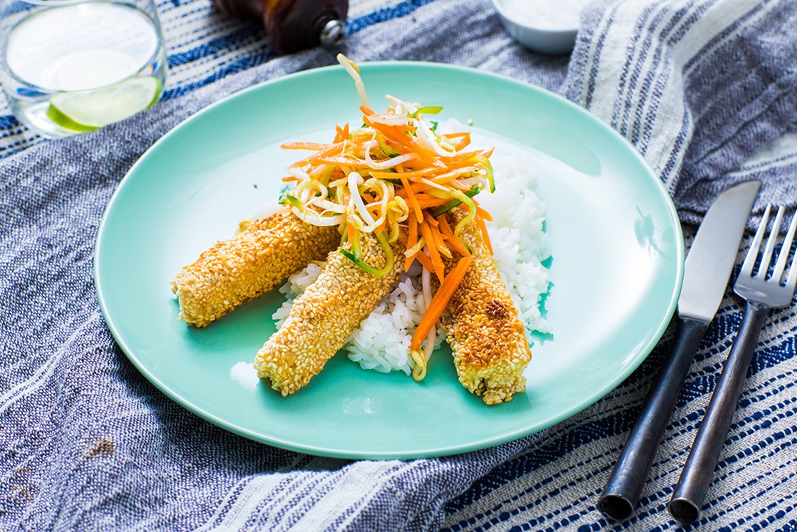 Sesampanert fisk med asiatisk salat og hoisinsaus