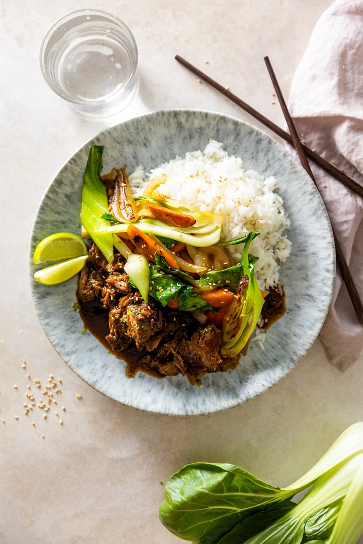 Daddel- og limeglaserte svinekjaker med pak choy, gulrøtter og jasminris