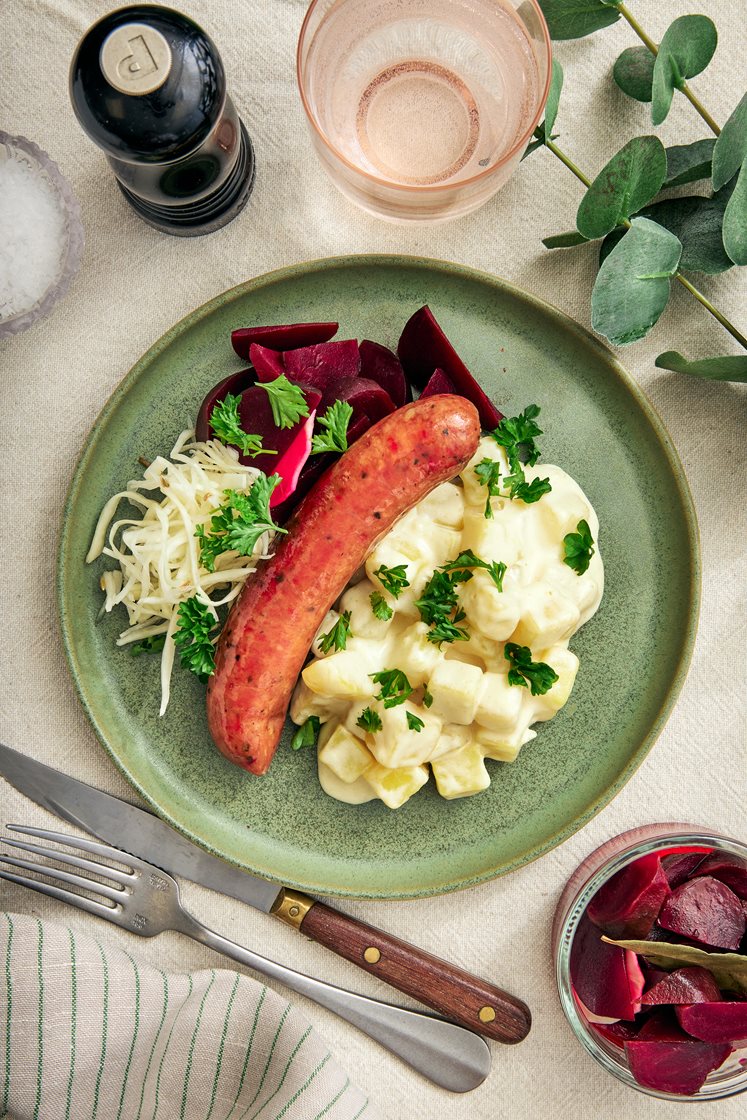 Hjortchorizo med senapsstuvad potatis, snabbsyrad kål och pepparrotsinlagda rödbetor 