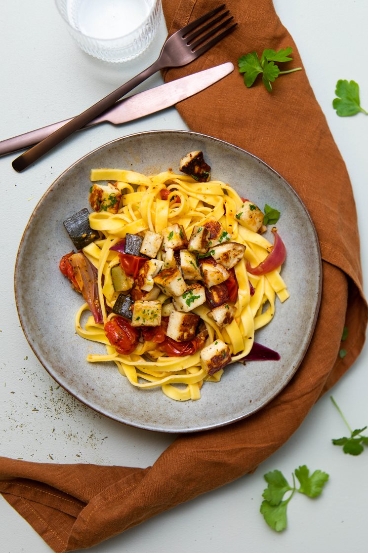 Fettuccine alle verdure med halloumi-gremolata