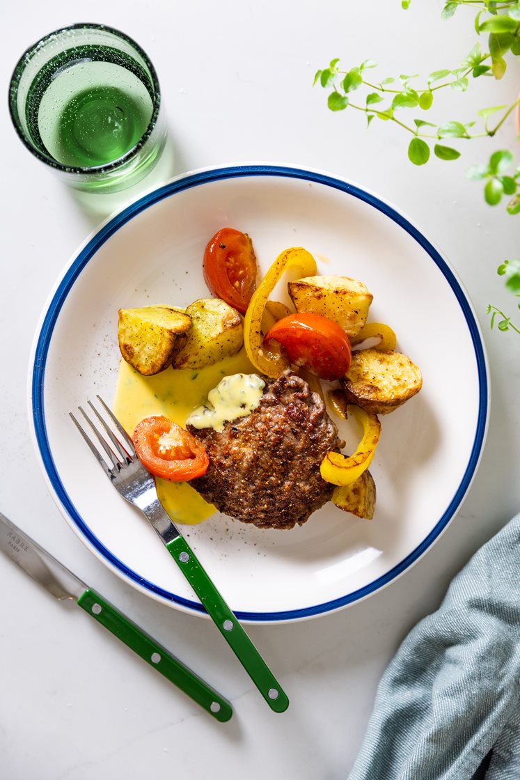 Hakkebøf bearnaise med stegt peberfrugt og tomat