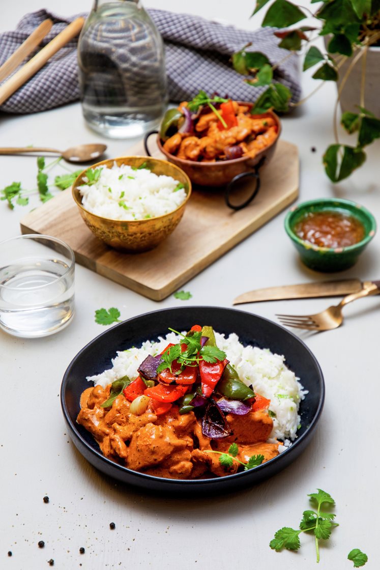 Butter chicken med korianderris og mangochutney