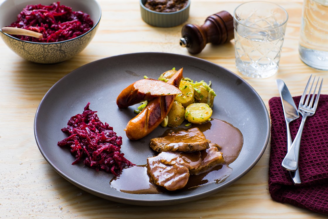 Oktoberfestmiddag: Mørkokt svinebog i rødvinssaus med lun potetsalat og rød sauerkraut